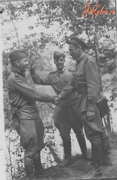 Солдаты и офицеры Советской армии - Советские офицеры во время отдыха на озере после Победы