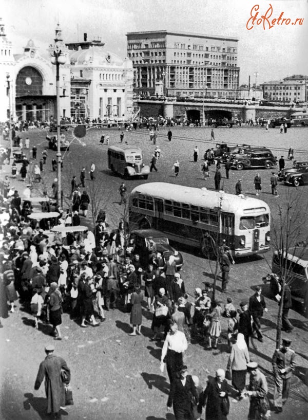 Автобусы - Старый ЗИС-16 и новый ЗИС-154 у Белорусского вокзала, 1950 год.