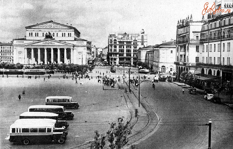Автобусы - Автобусы ЗИС-8 на площади Свердлова, начало 1930-х годов.
