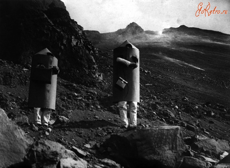 Италия - Вулканолог Арпад Кернер с помощником в защитных костюмах возле кратера вулкана Стромболи