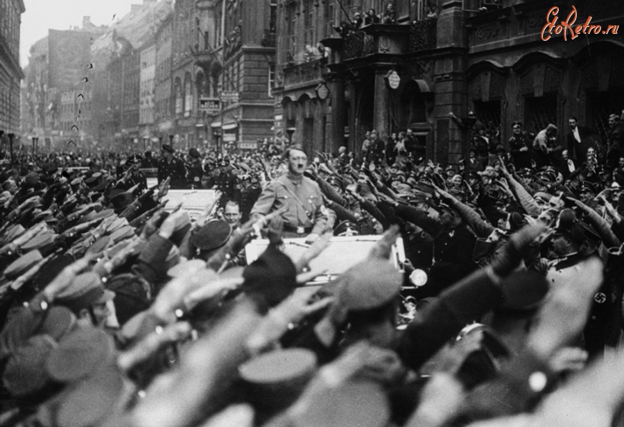 Ретро знаменитости - Люди приветствуют Адольфа Гитлера, который едет в кортеже по улицам Мюнхена, Германия,
