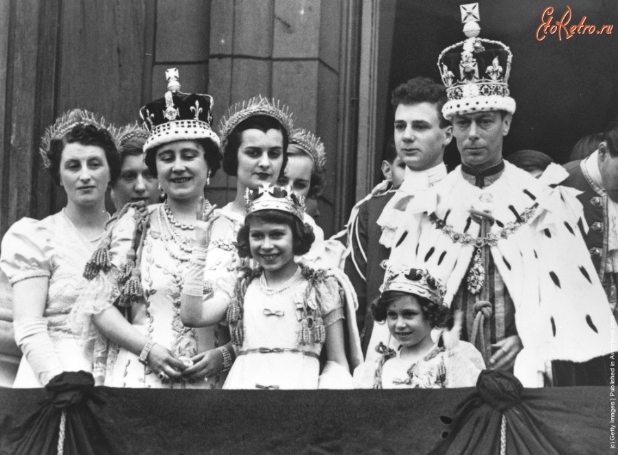 Ретро знаменитости - Король Георг VI ,королева Елизавета ,принцессы Елизавета и Маргарет в день коронации 12 мая 1937.