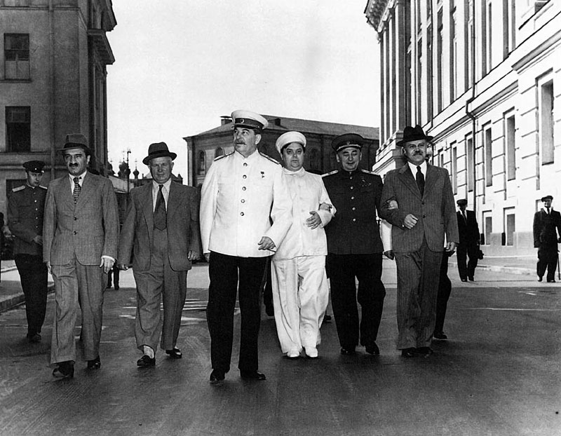 Ретро знаменитости - А. Микоян, Н. Хрущев, И. Сталин, Г. Маленков, Л. Берия и В. Молотов после заседания Политбюро в Кремле 1946