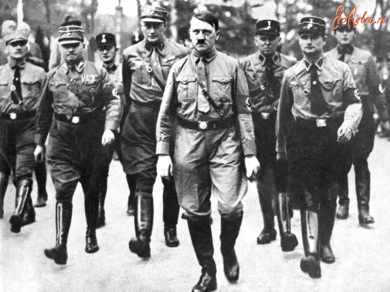 Ретро знаменитости - Гитлер во главе штурмовиков. 1930-е гг.