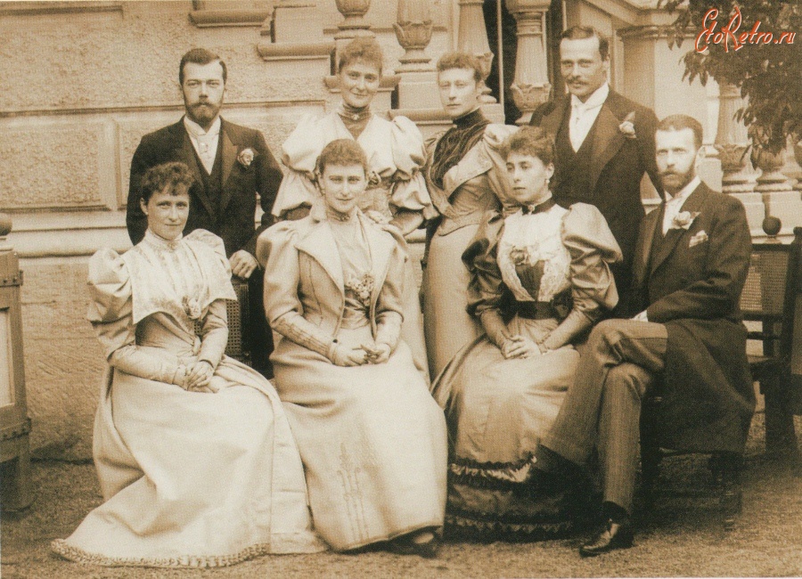 Ретро знаменитости - Принцесса Алиса Гессенская и Цесаревич Николай Александрович в кругу родных,1894 .