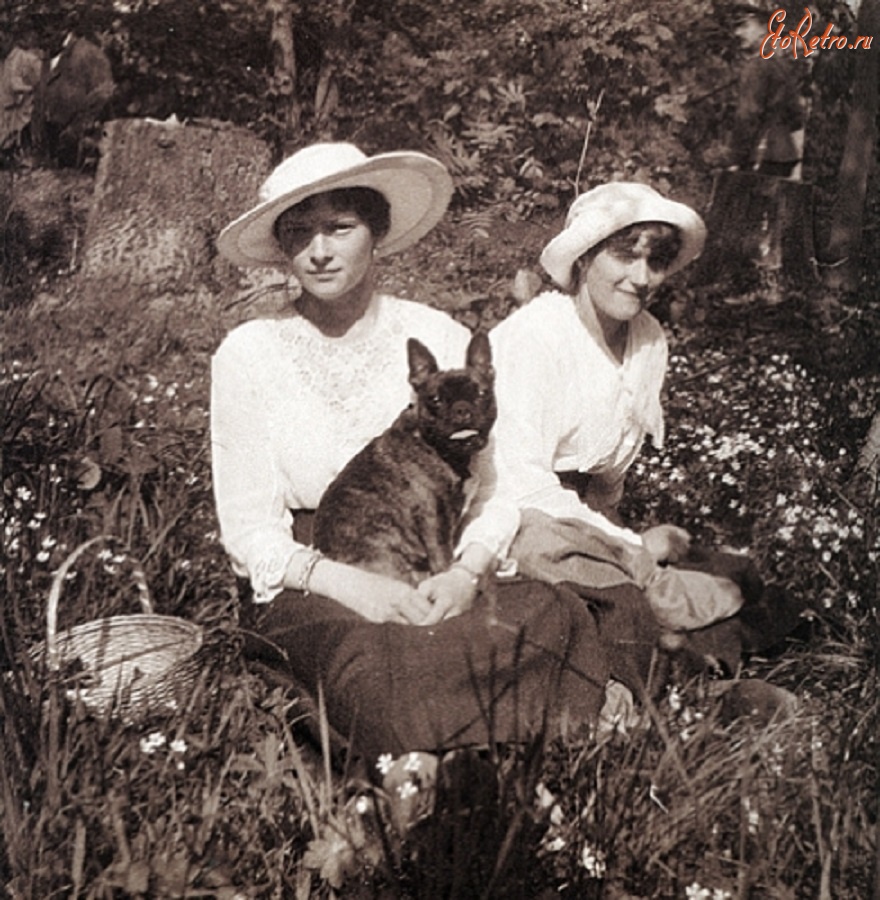 Ретро знаменитости - Великие княжны Татьяна и Анастасия с собачкой Ортино. Царскосельский парк, весна 1917 года.