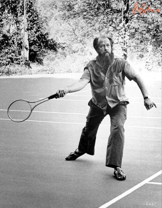 Ретро знаменитости - Александр Солженицын играет в теннис, Вермонт.