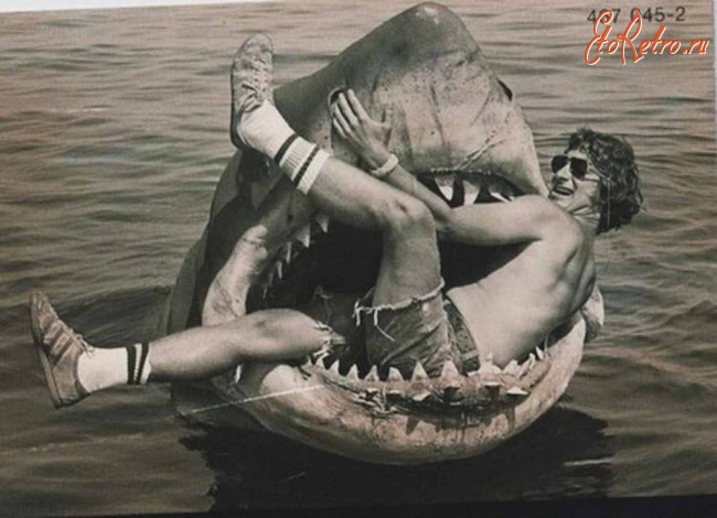 Ретро знаменитости - Стивен Спилберг сидит в механической акуле.