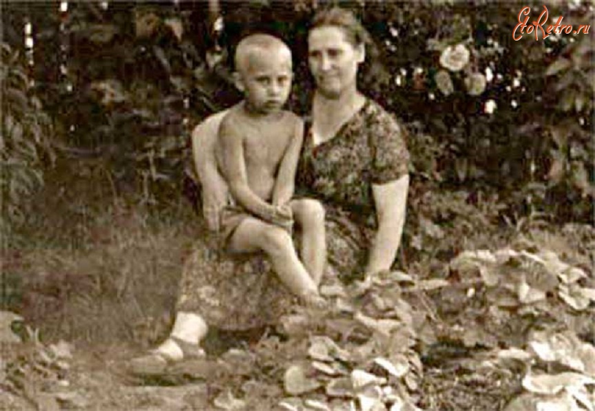 Ретро знаменитости - Владимир Путин в возрасте 6 лет со своей матерью. 1958 год