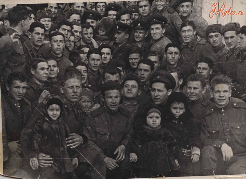 Ретро знаменитости - Групповое фото с Ю.А.Гагариным после приземления