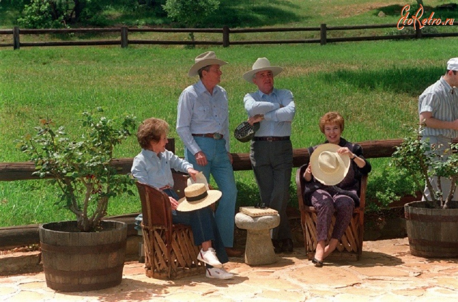 Ретро знаменитости - Рейган и Горбачев расслабляются на ранчо Рейгана в Санта-Барбаре