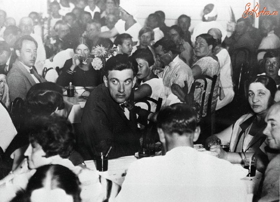 Ретро знаменитости - Владимир Маяковский на вечере, посвященном открытию столовой Дома отдыха работников искусств, 1929 год