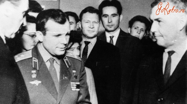 Ретро знаменитости - Ю.А.Гагарин в музее Саратовского индустриального техникума