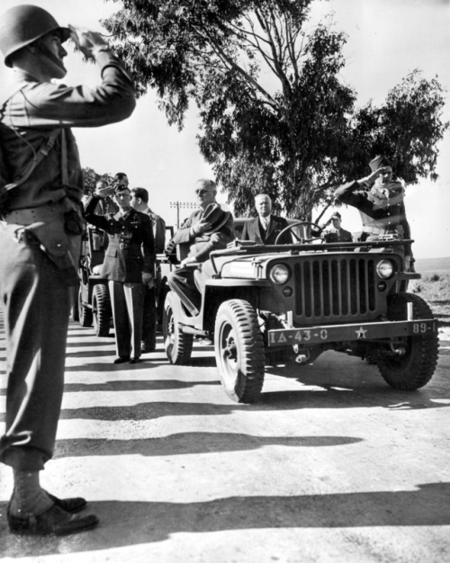 Ретро знаменитости - Президент Рузвельт посещает американские войска в Северной Африке