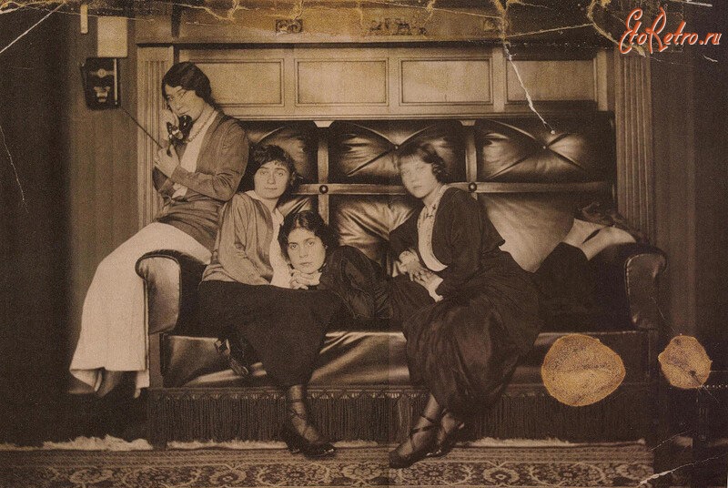 Ретро знаменитости - Лилия Каган (в центре) с подругами