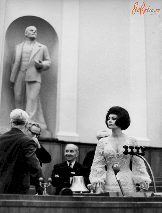 Ретро знаменитости - Софи Лорен в зале заседаний Верховного Совета СССР