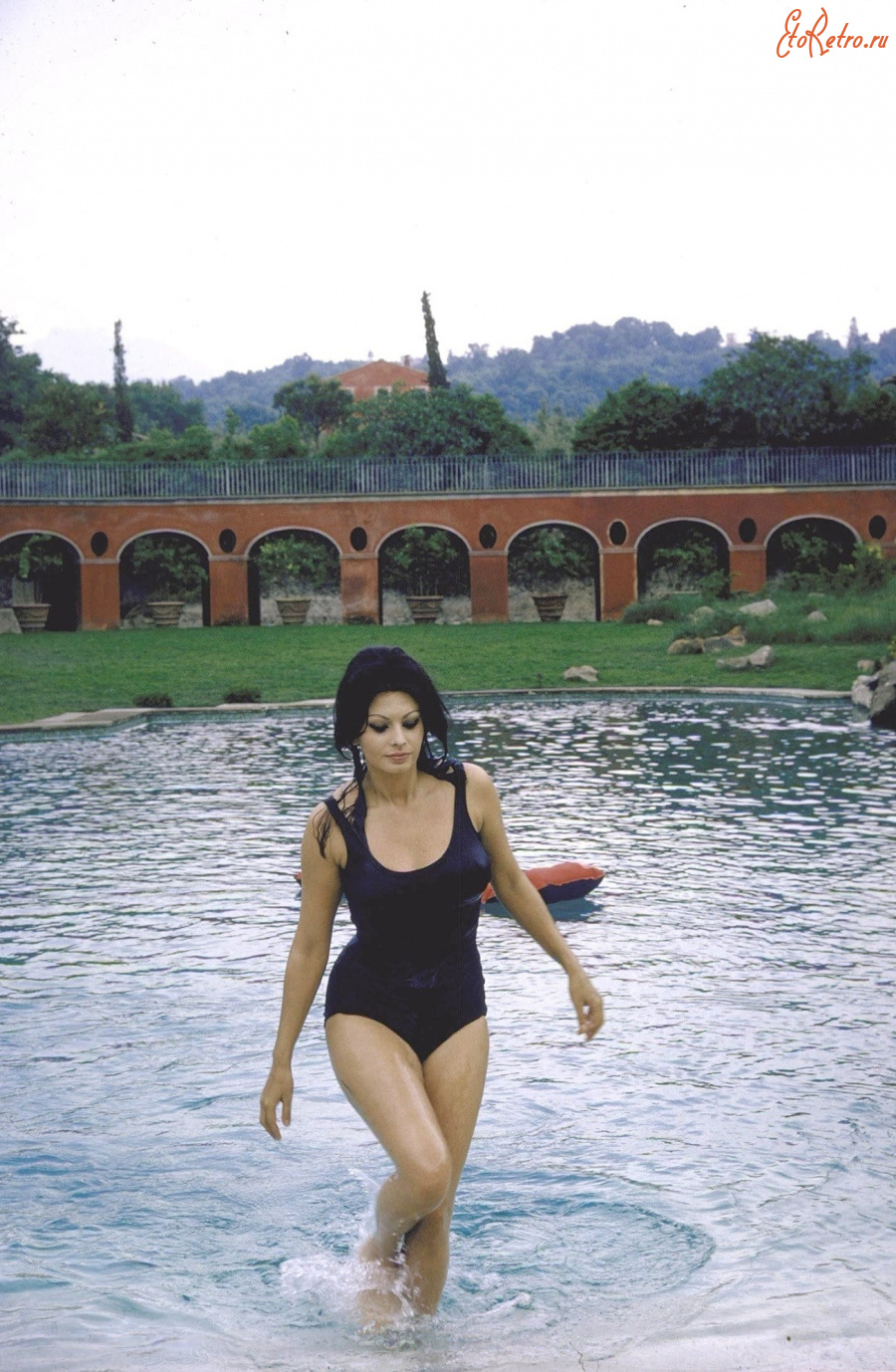 Ретро знаменитости - Софи Лорен в бассейне на своей вилле