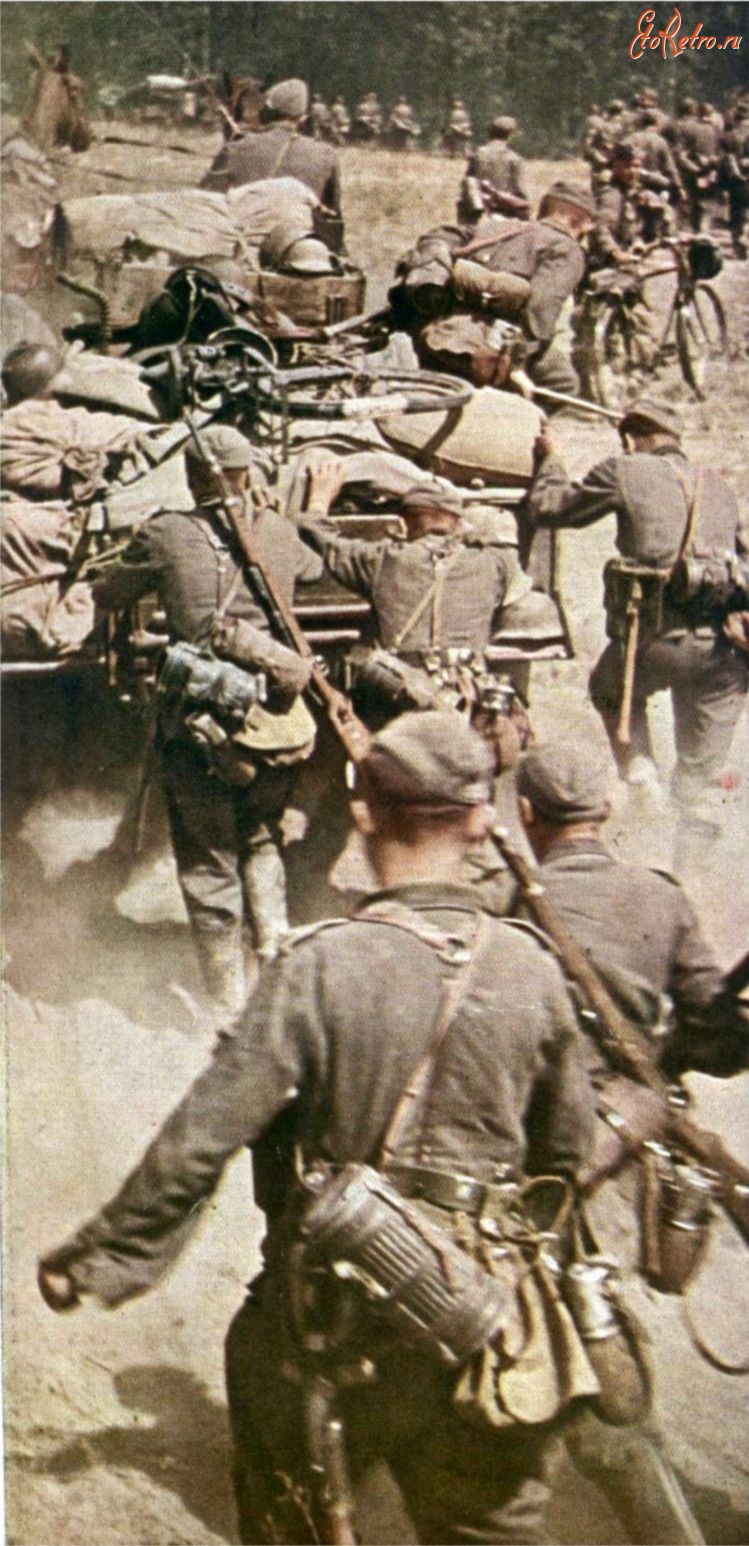 Страны - бывшие республики СССР - Немцы на марше в начале вторжения в СССР.1941