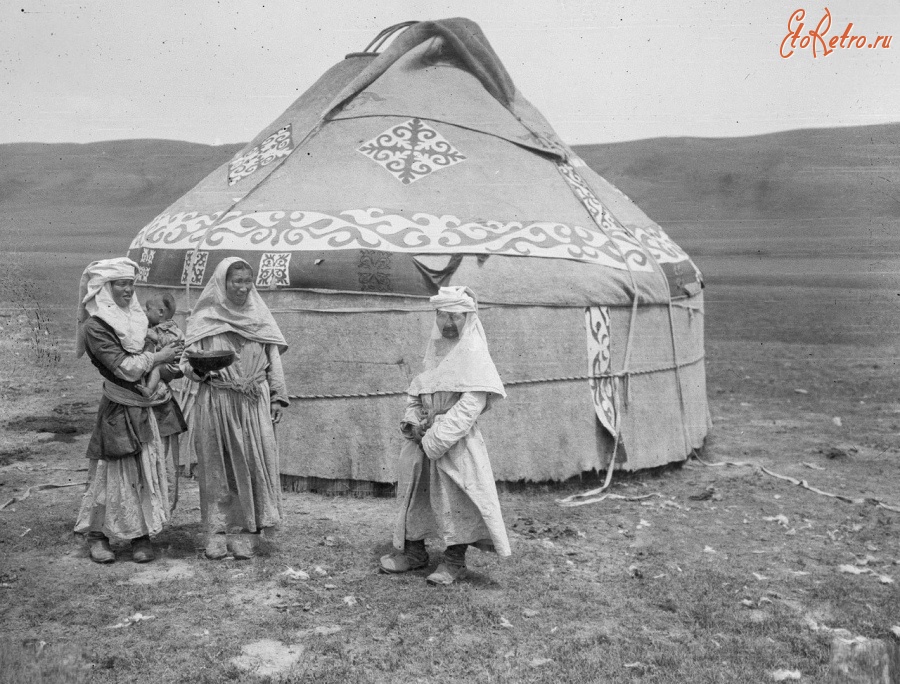 Киргизия - Киргизские  женщины встречают экспедицию Маннергейма, 1906-1908