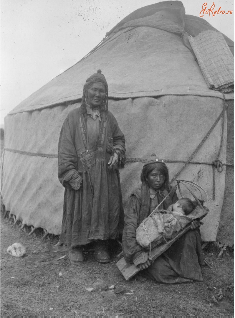 Киргизия - Жыргалан. Калмыцкие женщины у юрты, 1906-1908