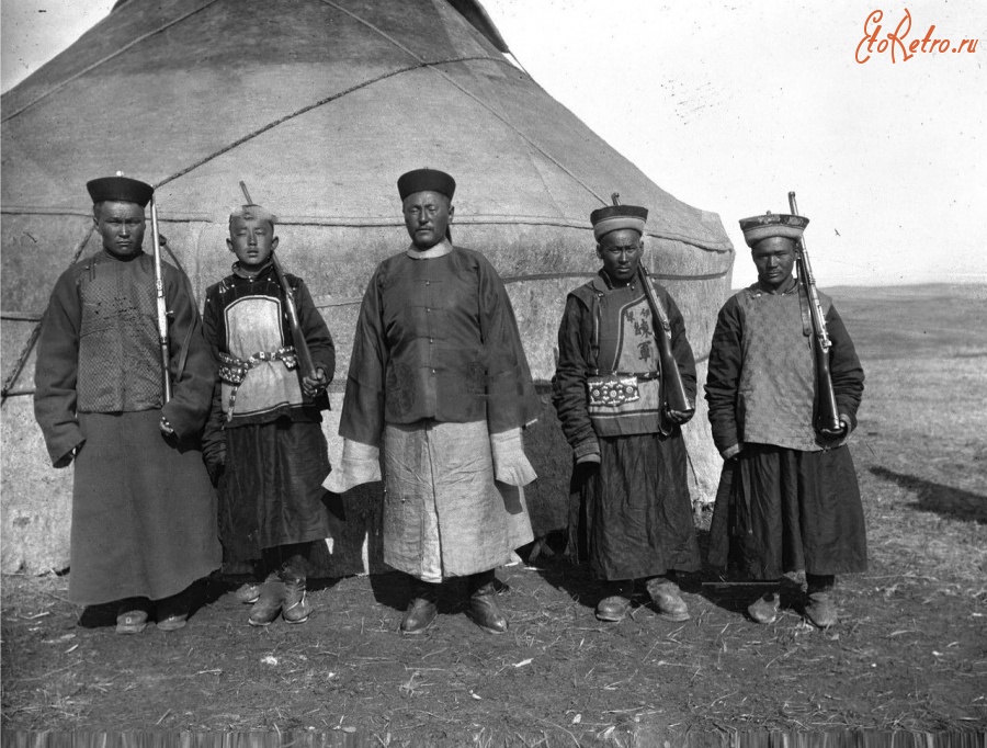 Киргизия - Текес. Зажиточные калмыки у юрты, 1906-1908