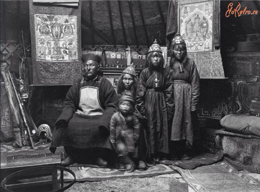 Киргизия - Долина р. Текес. Калмык Насумбат с семьёй в юрте, 1906-1908