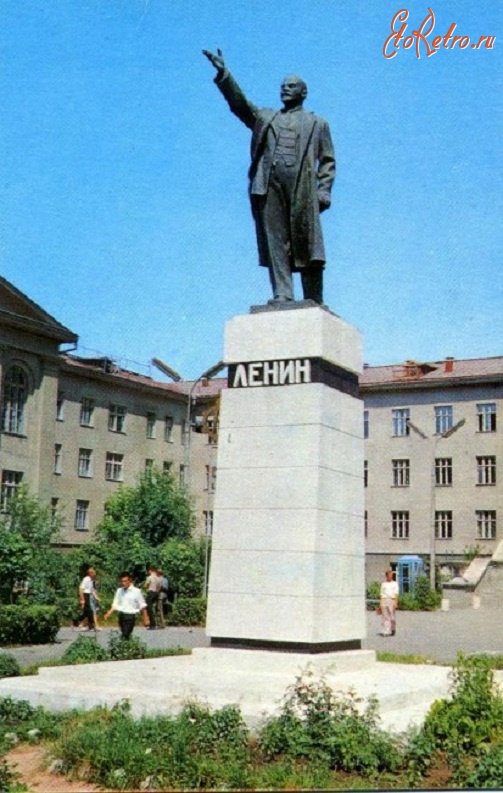Бишкек - Фрунзе. Памятник В. И. Ленину у здания Политического института