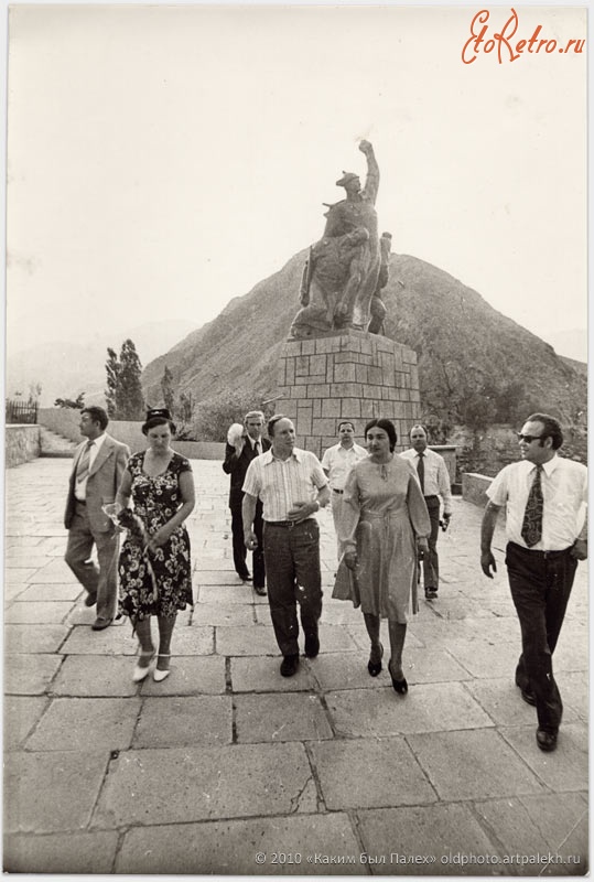 Узбекистан - Возложение цветов к монументу красноармейцам 1981 год