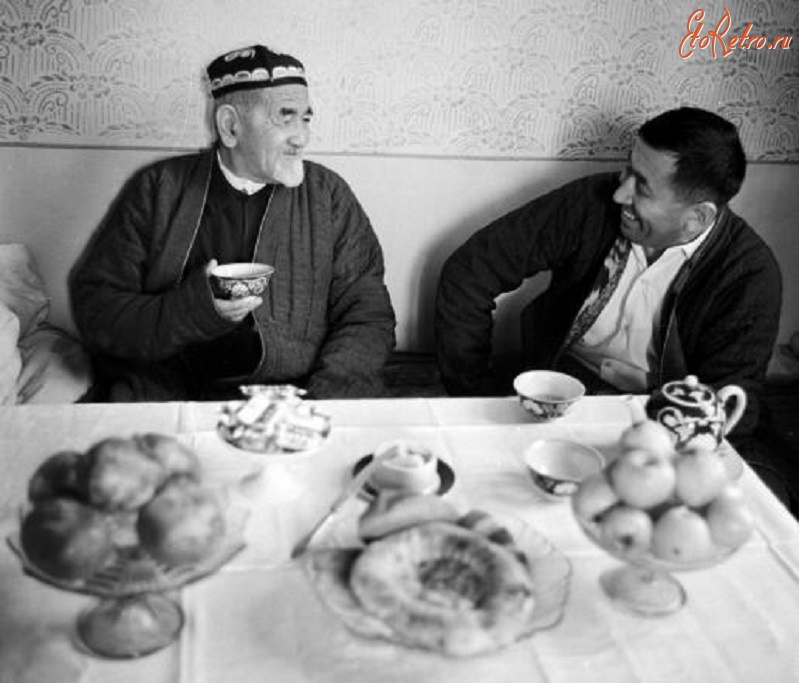 Узбекистан - Президент Академии наук Узбекской ССР Абит Садыков (справа) пьёт чай со своим отцом (слева). 1966.