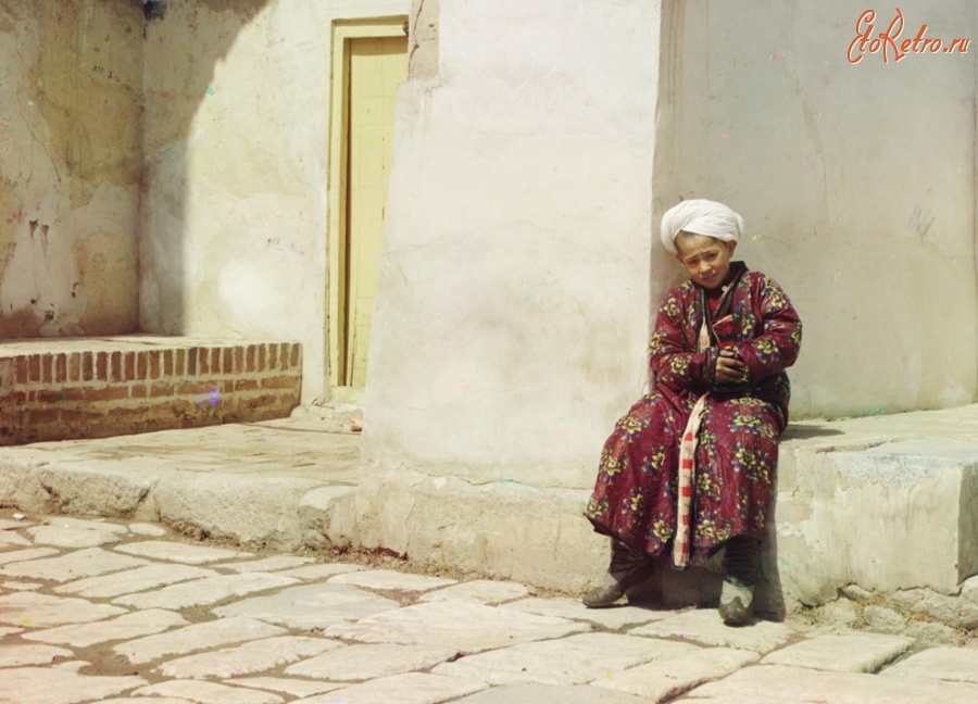 Узбекистан - Мальчик во дворе мечети.