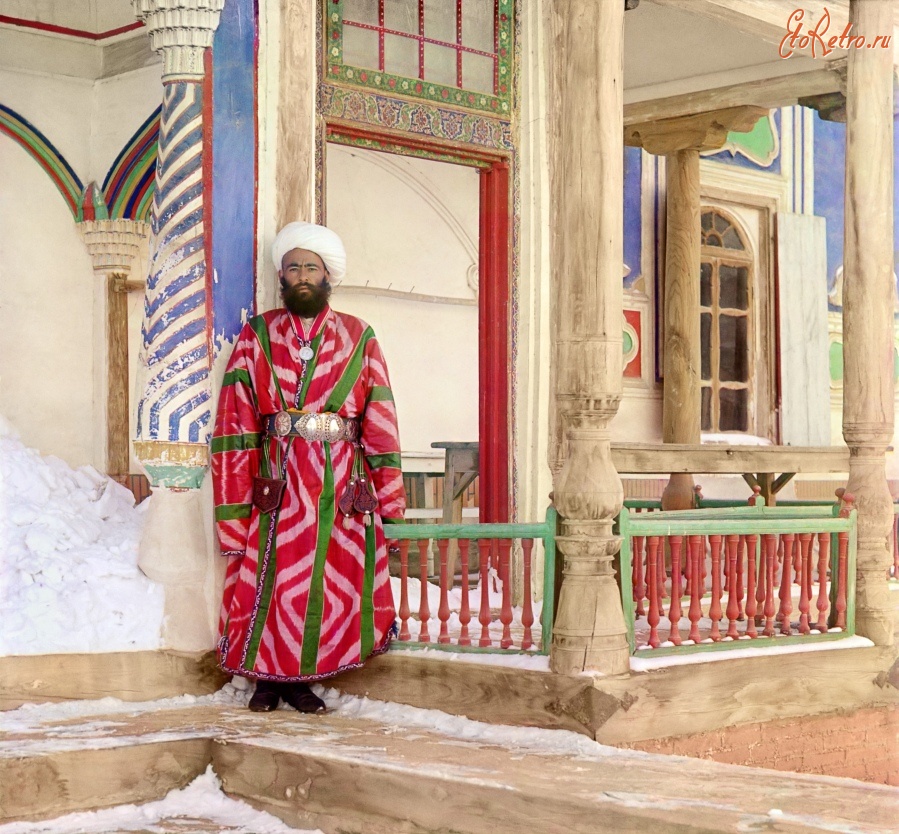 Узбекистан - Бухарский чиновник у загородного дворца эмира, 1911