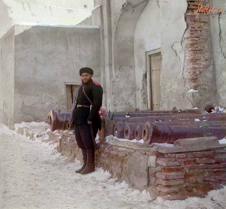 Узбекистан - Бухара. Часовой у въезда в крепость Арк на площади Регистан, 1911