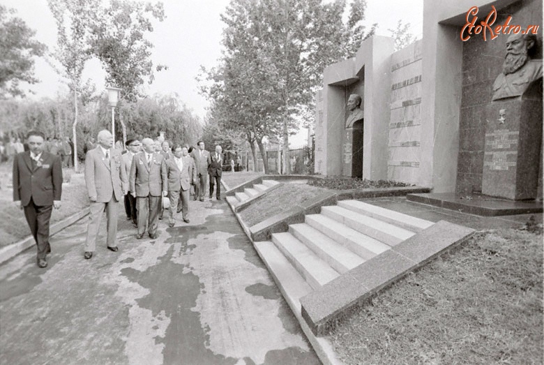 Ташкент - Руководители партии и Правительства Узбекистана у стены Героев мемориального кладбища в Ташкенте во время празднования Дня Победы