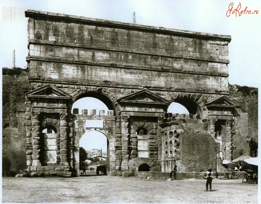 Рим - Porta Maggiore (итал. Большие ворота) — ворота в Риме. Италия , Лацио , Провинция Рим , Рим