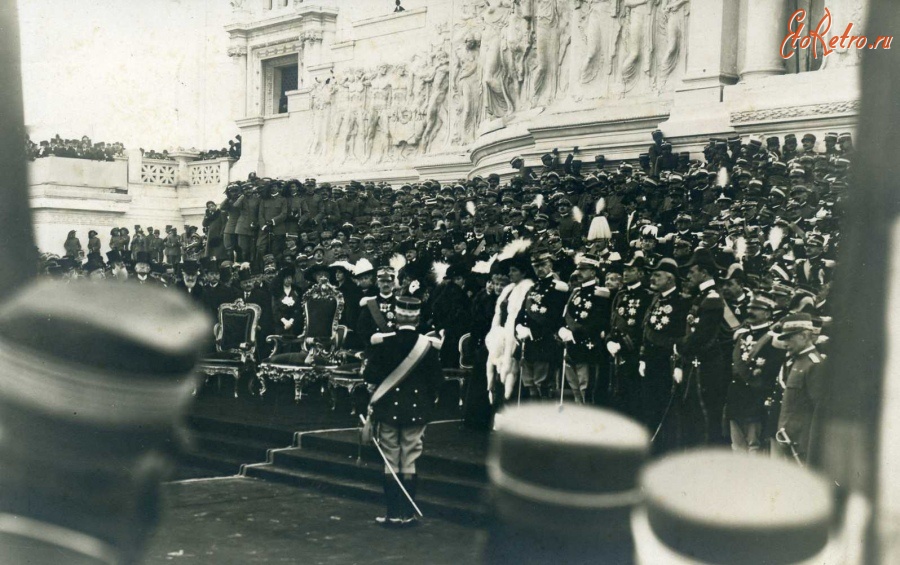 Рим - Сerimonia dove Re Vittorio Emanuele III inaugura il Vittoriano nel 1911 Италия , Лацио , Провинция Рим , Рим