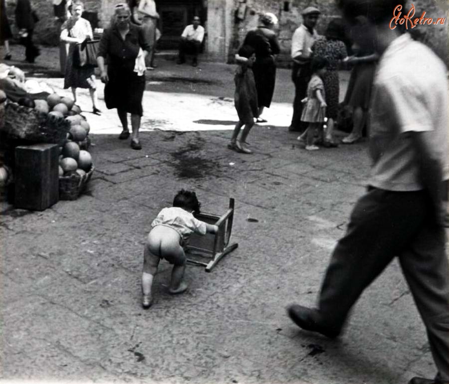 Неаполь - Италия, Неаполь, 1948 год - Маленький ребенок посреди улицы