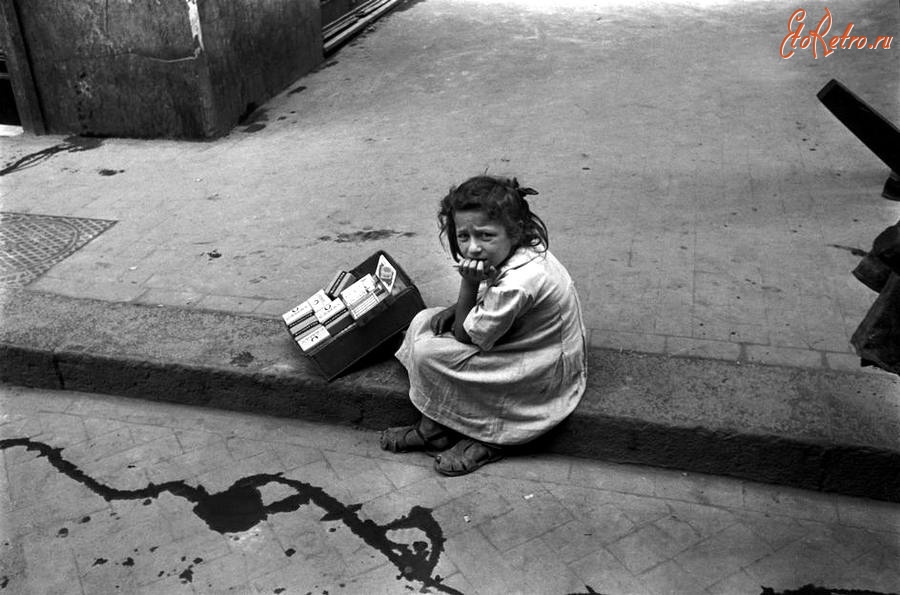 Неаполь - Италия, Неаполь, 1948 год - Скучающая девочка, которая торгует сигаретами посреди улицы