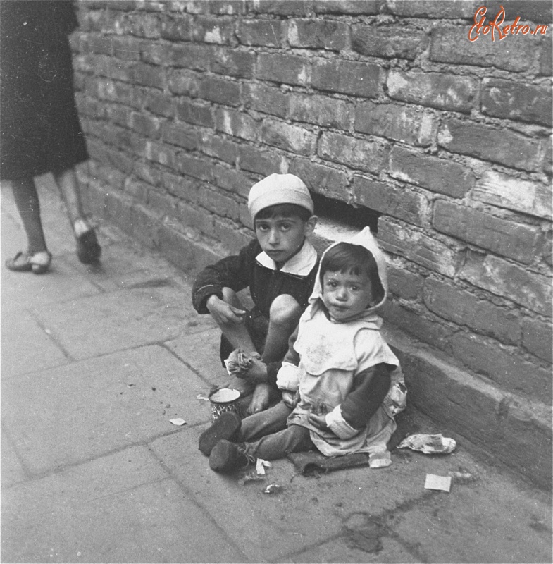 Варшава - Еврейские дети просят еду на улице в варшавском гетто.