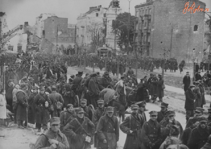 Варшава - Польские солдаты гарнизона Варшавы идут по улице после капитуляции