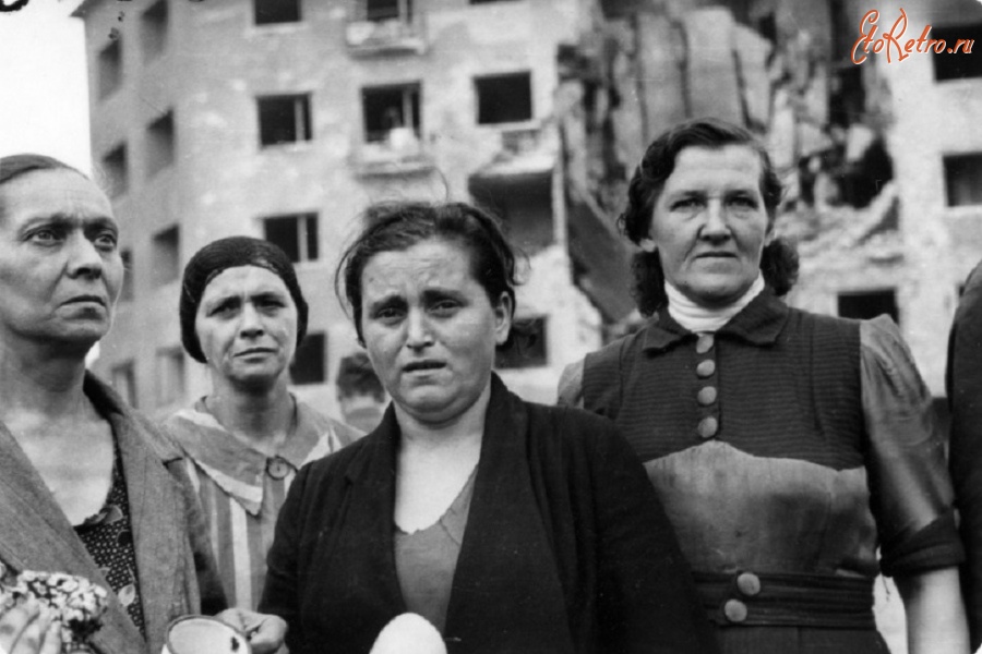 Варшава - Польские женщины на улице Варшавы после немецкого авианалета