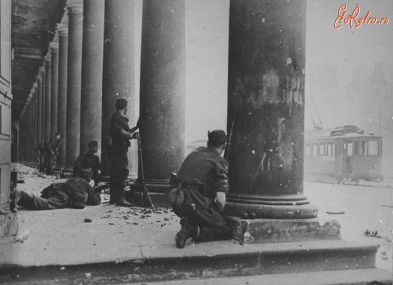 Варшава - Немецкие солдаты укрываются за колоннами Большого оперного театра в Варшаве во время боя с повстанцами