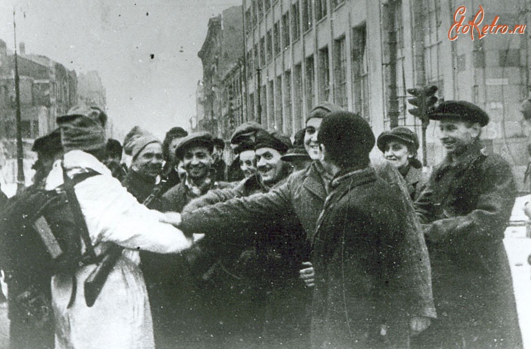 Варшава - Жители Варшавы встречают освободителей – бойцов Красной Армии и 1-й армии Войска Польского