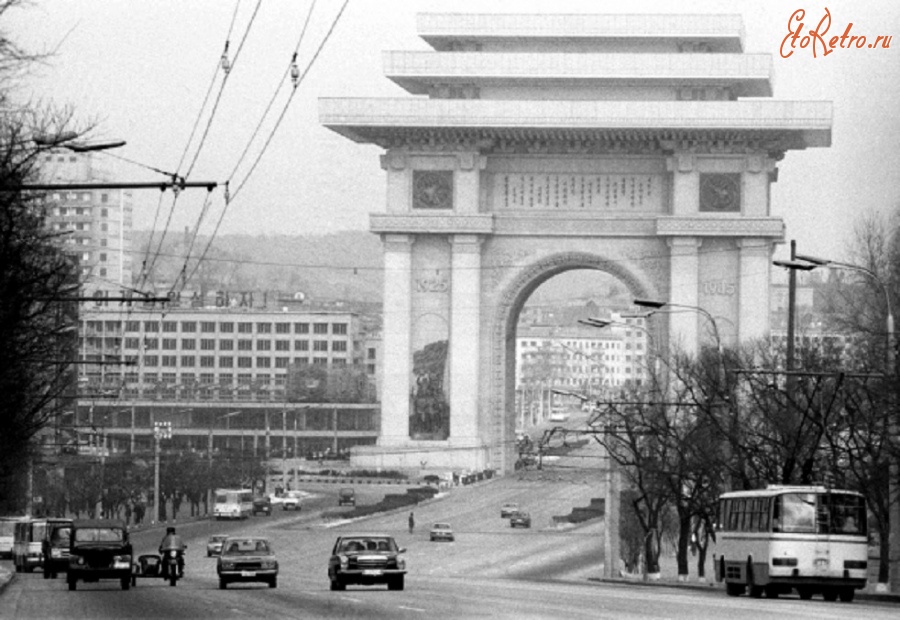 КНДР - Триумфальная арка в центре Пхеньяна