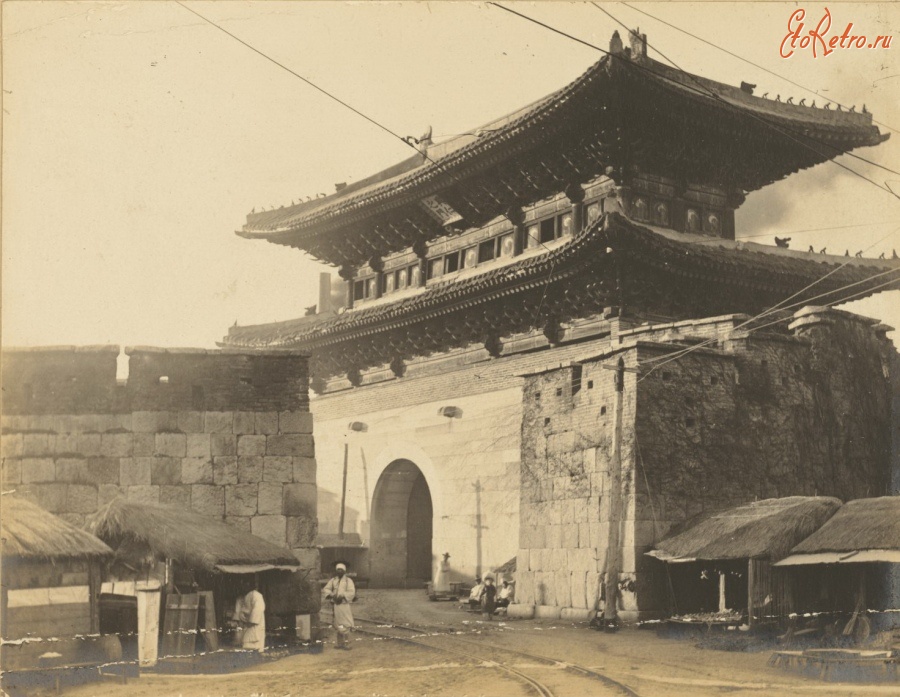 Корея - Крепостная стена и восточные ворота Тондэмун в Сеуле.
