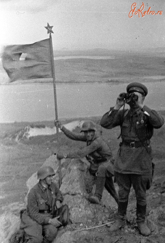 Монголия - Бойцы устанавливают знамя победы на сопке Заозерная