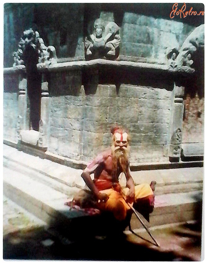Непал - Садху на  ступенях храма Пашупатинатх