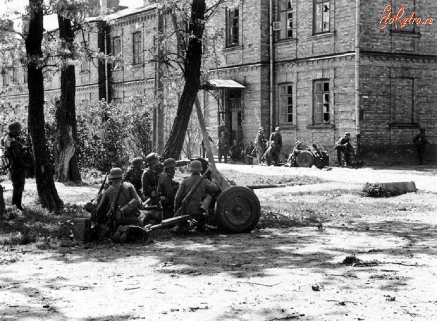 Брест - Немецко-фашистские войска ведут бой у стен Брестской крепости