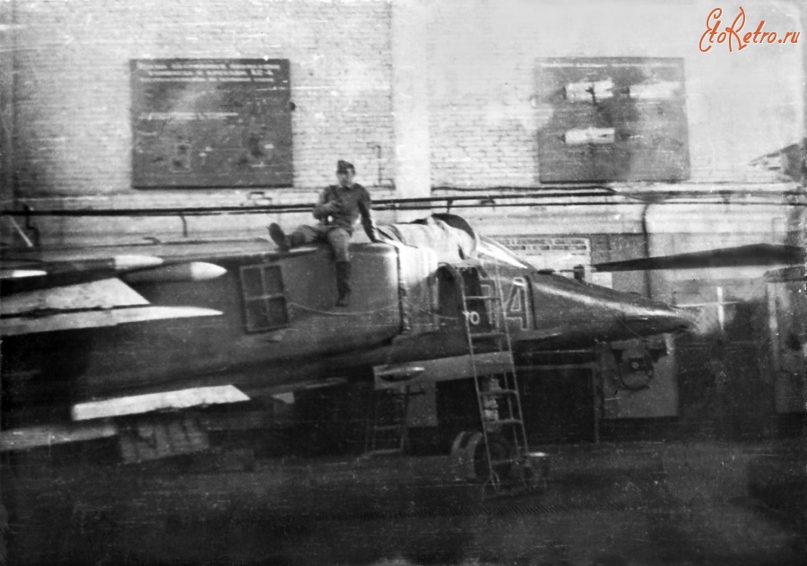 Авиация - МиГ 23 бортовой номер 04 прибыл на 50 часовые регламентные работы. 1974 год.