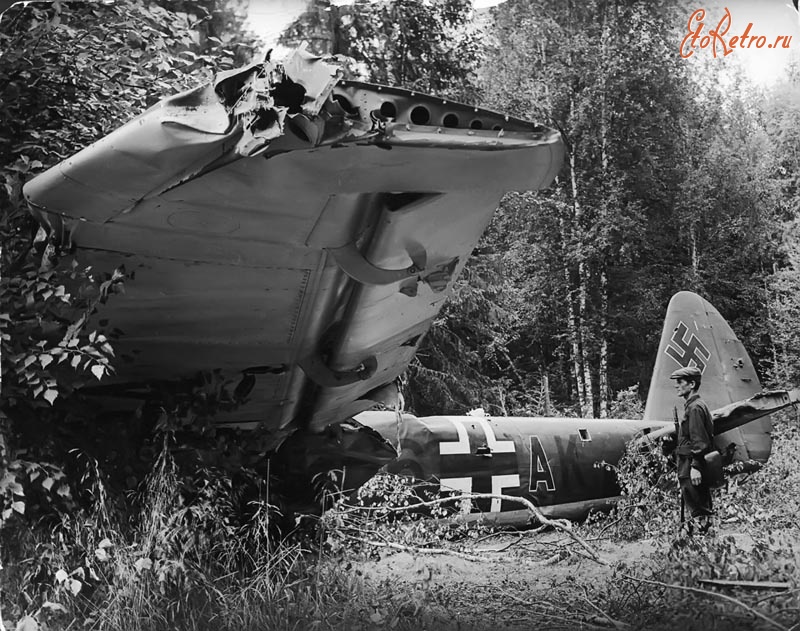 Авиация - Сбитый под Москвой бомбардировщик Ю-88.