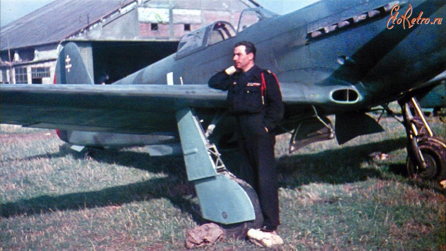 Авиация - Капитан Жозеф Риссо у своего Як-3 №1 из полка «Нормандия-Неман»